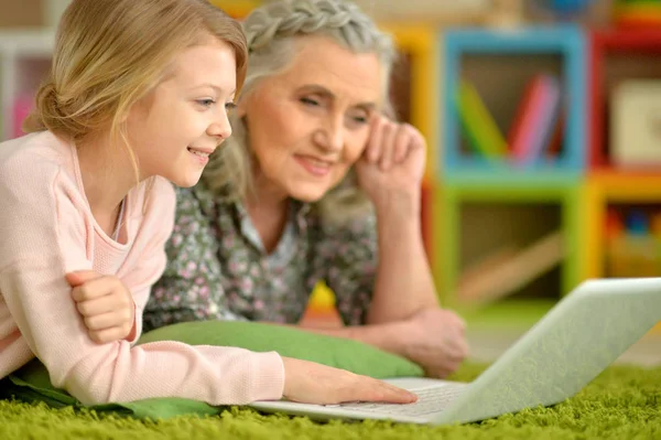 Retrato Abuela Hija Feliz Usando Ordenador Portátil — Foto de Stock