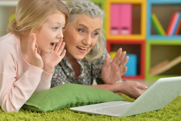 Portret Van Gelukkig Grootmoeder Dochter Met Behulp Van Laptop — Stockfoto