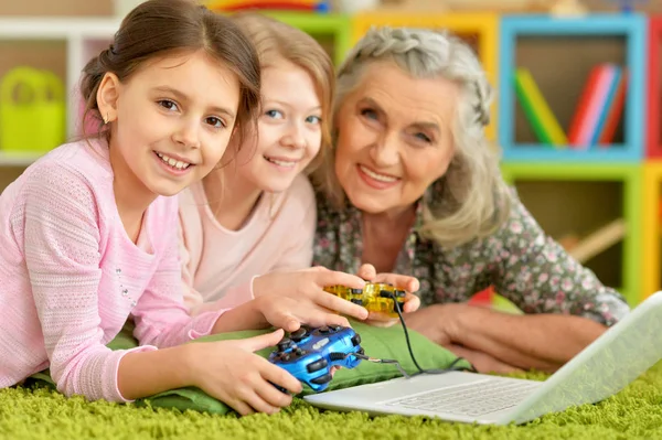 Seniorin Mit Enkelinnen Spielt Videospiel — Stockfoto