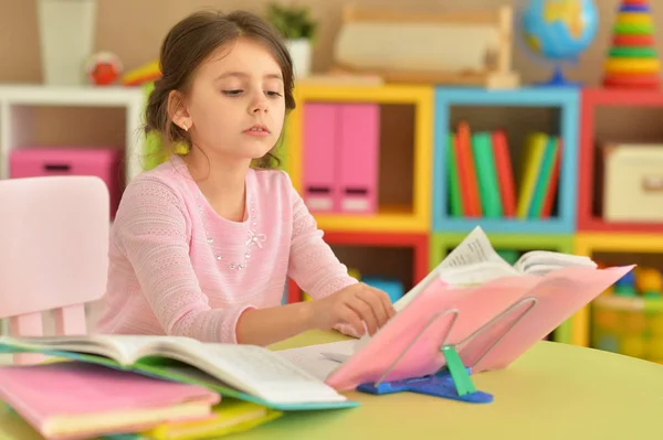 Kleine Süße Mädchen Machen Hausaufgaben Tisch Hause — Stockfoto