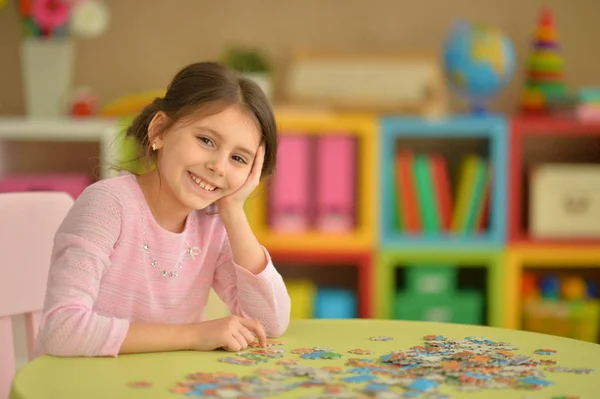 Ładna Dziewczynka Układać Puzzle — Zdjęcie stockowe