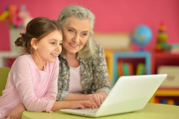 Porträtt Glad Mormor Och Dotter Använder Laptop — Stockfoto
