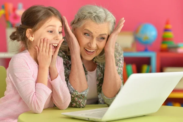 Retrato Feliz Avó Filha Usando Laptop — Fotografia de Stock