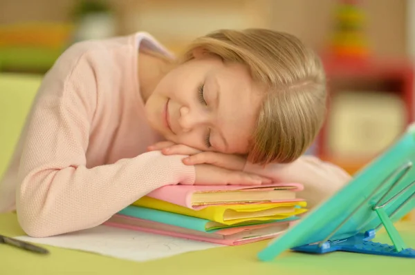 Yığın Kitap Üzerinde Uyuyan Sevimli Küçük Kız Portresi — Stok fotoğraf