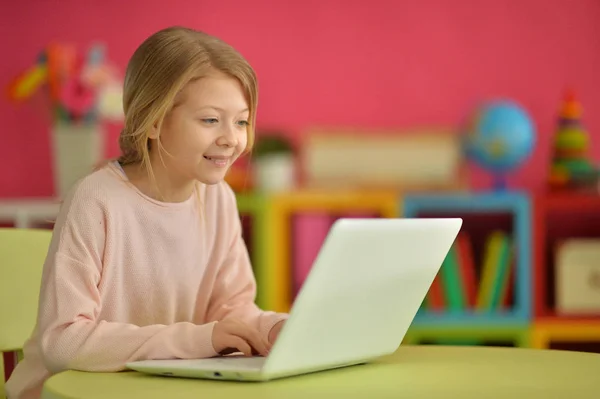 Słodkie Dziewczyna Pomocą Laptopa Domu — Zdjęcie stockowe