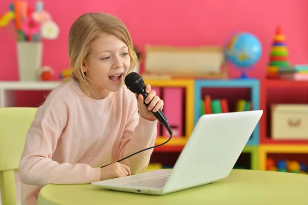 Adorável Menina Cantando Karaoke Com Laptop Moderno — Fotografia de Stock