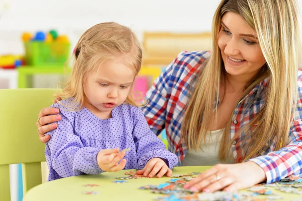 Madre Con Hija Pequeña Coleccionando Rompecabezas — Foto de Stock