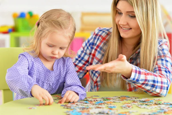 Moeder Met Kleine Dochter Verzamelen Puzzel — Stockfoto