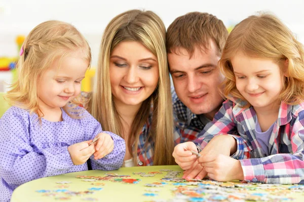 Parents Children Collecting Puzzle — Stock Photo, Image