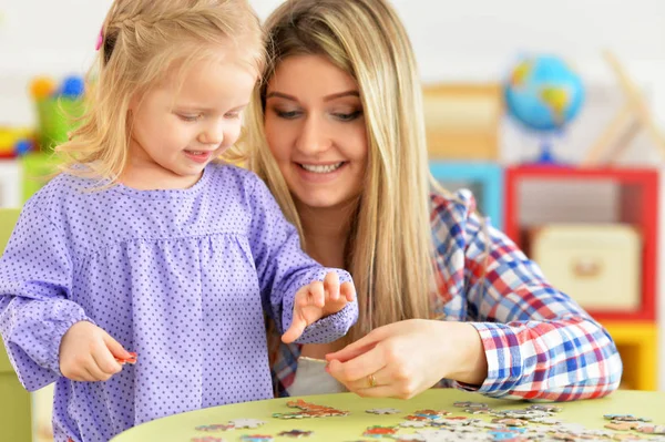 Madre Con Hija Pequeña Coleccionando Rompecabezas — Foto de Stock