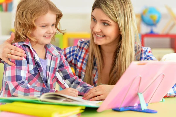 Mor Och Dotter Gör Läxor Tillsammans Rummet — Stockfoto