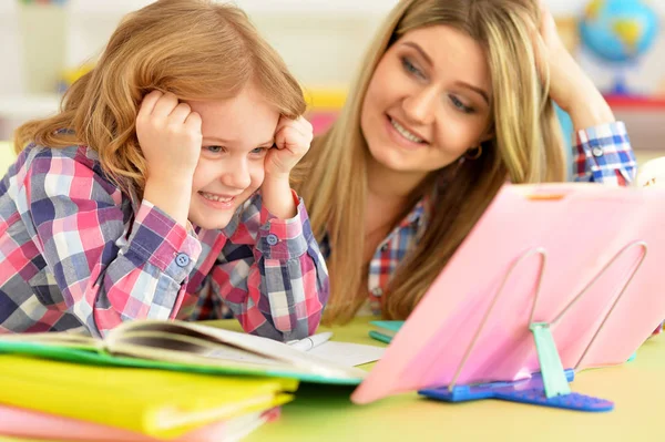 Mutter Und Tochter Machen Gemeinsam Hausaufgaben Zimmer — Stockfoto
