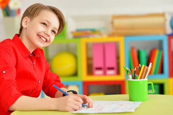 Porträtt Söt Liten Pojke Ritar Med Pennor — Stockfoto