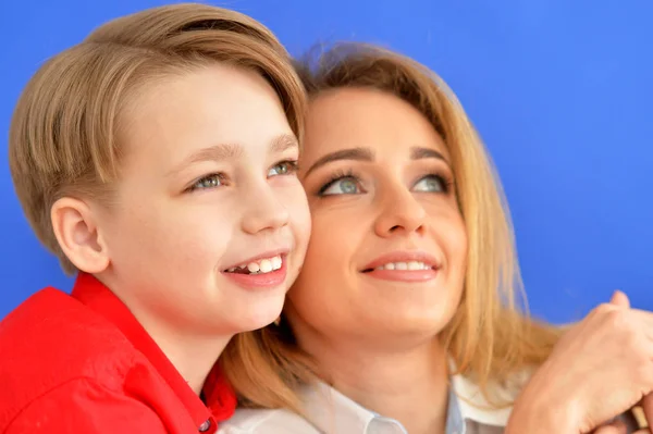 Madre Figlio Posa Casa — Foto Stock