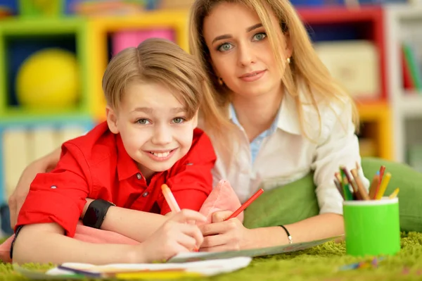 Närbild Leende Mor Och Son Ritning Med Pennor — Stockfoto