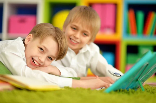 Retrato Bonito Dois Meninos Fazendo Lição Casa — Fotografia de Stock