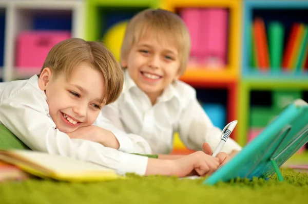 Retrato Bonito Dois Meninos Fazendo Lição Casa — Fotografia de Stock