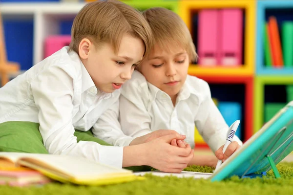 Portrait Mignon Deux Garçons Faisant Des Devoirs — Photo