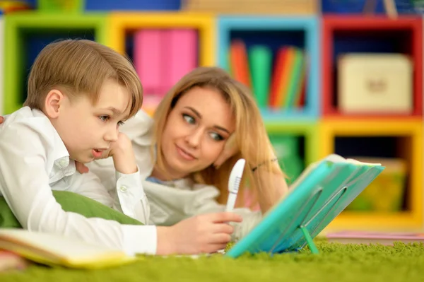 Mère Avec Son Fils Faisant Ses Devoirs Maison — Photo