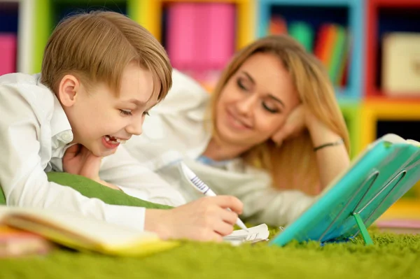 Anne Oğluyla Evde Ödev Yapıyor — Stok fotoğraf