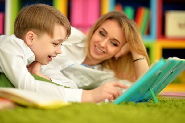 Mère Avec Son Fils Faisant Ses Devoirs Maison — Photo