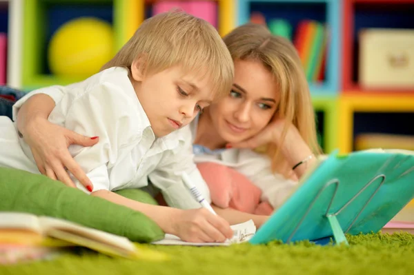 Anne Oğluyla Evde Ödev Yapıyor — Stok fotoğraf