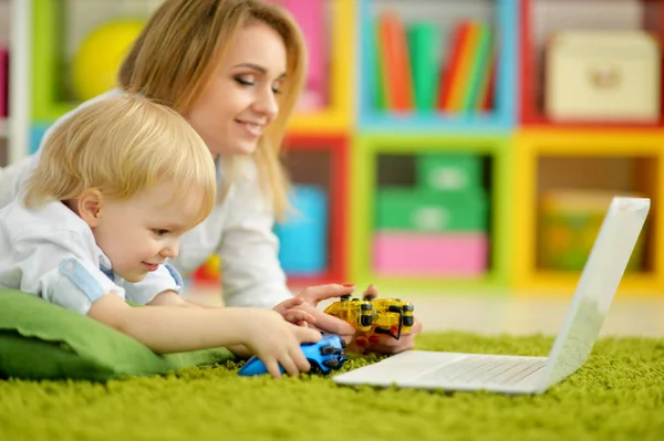 Mother Son Playing Computer Game Laptop — Stock Photo, Image