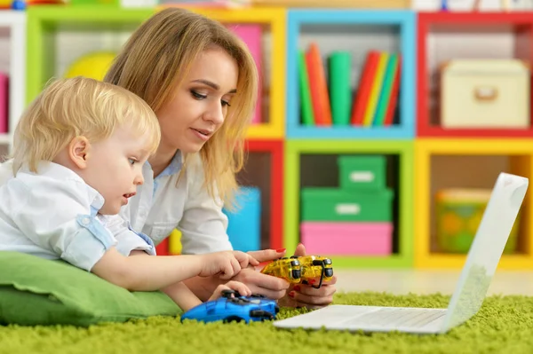 Madre Figlio Giocare Gioco Computer Con Computer Portatile — Foto Stock