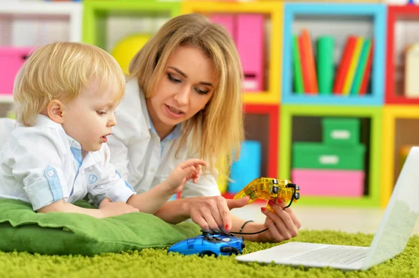 Madre Hijo Jugando Juego Ordenador Con Ordenador Portátil — Foto de Stock