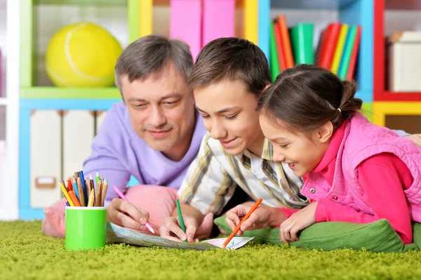 Retrato Padre Feliz Sus Hijos Dibujando — Foto de Stock