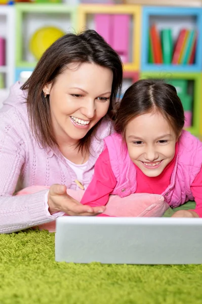 Anne Kızı Birlikte Laptop Kullanıyorlar — Stok fotoğraf