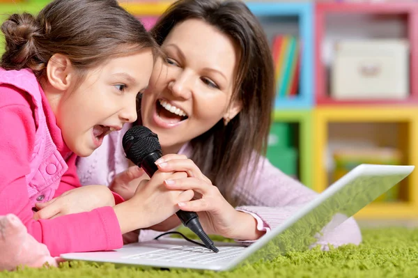 Mor Och Dotter Använder Laptop Tillsammans Sjunga Karaoke — Stockfoto