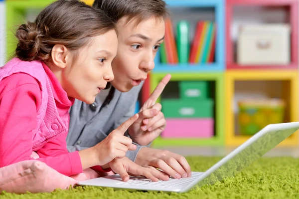 Gelukkige Broer Zus Met Behulp Van Moderne Laptop Terwijl Liggend — Stockfoto