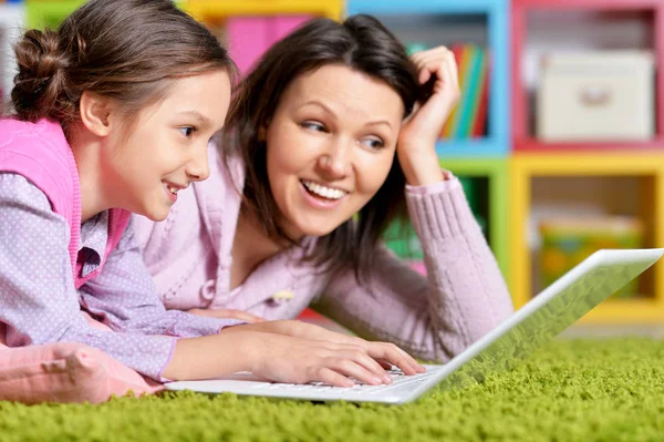 Mãe Feliz Filha Usando Laptop Juntos — Fotografia de Stock