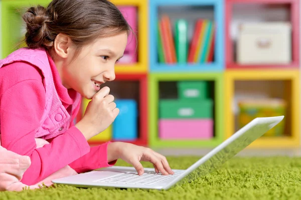 Menina Bonito Usando Laptop Casa — Fotografia de Stock
