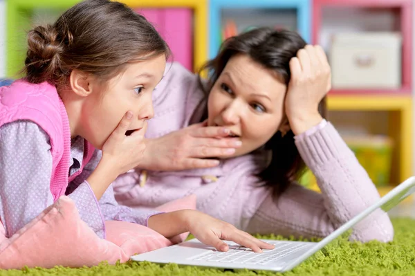 Gelukkig Moeder Dochter Met Behulp Van Laptop Samen — Stockfoto