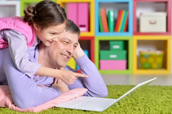 父亲与小女儿使用笔记本电脑 — 图库照片