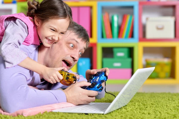 Küçük Kızı Ile Baba Dizüstü Bilgisayar Oyunu Oynarken Kullanarak — Stok fotoğraf