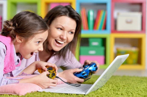 Mor Och Dotter Använder Laptop Tillsammans Spela Spel — Stockfoto