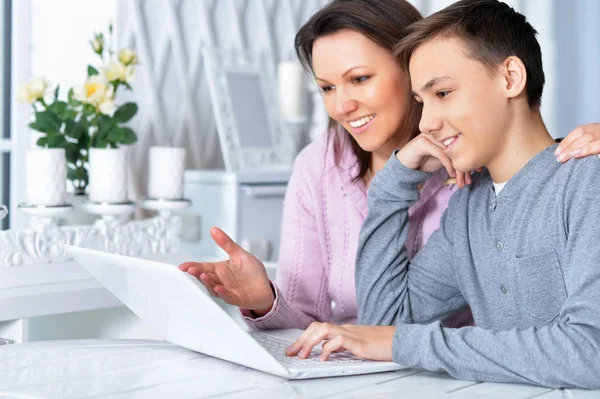 Mãe Filho Emocional Usando Laptop Moderno — Fotografia de Stock