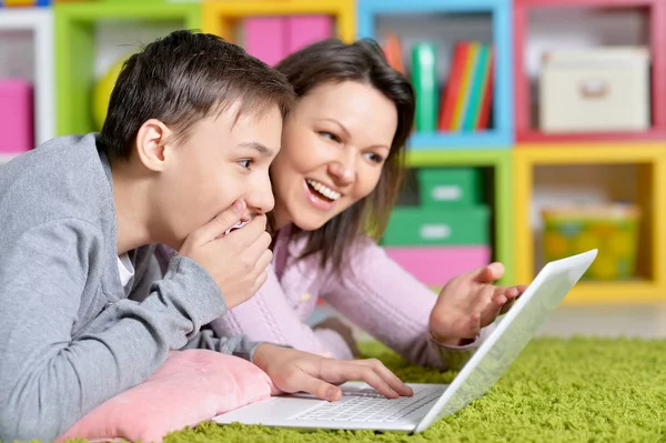 Mãe Filho Emocional Usando Laptop Moderno — Fotografia de Stock