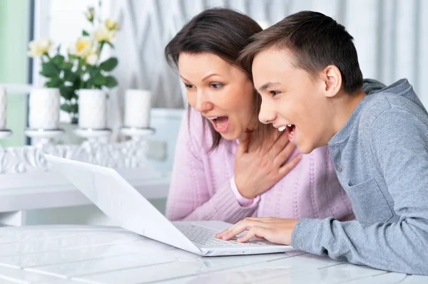 Emocional Madre Hijo Usando Portátil Moderno —  Fotos de Stock