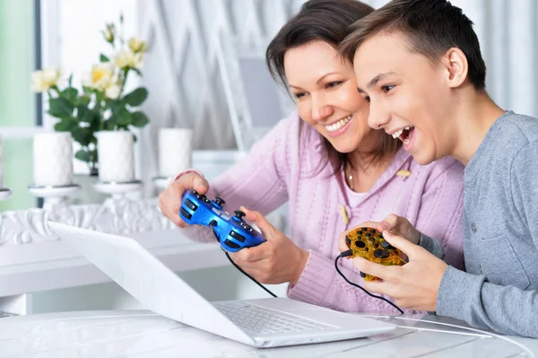 Emocional Madre Hijo Usando Ordenador Portátil Moderno Jugando Videojuegos — Foto de Stock