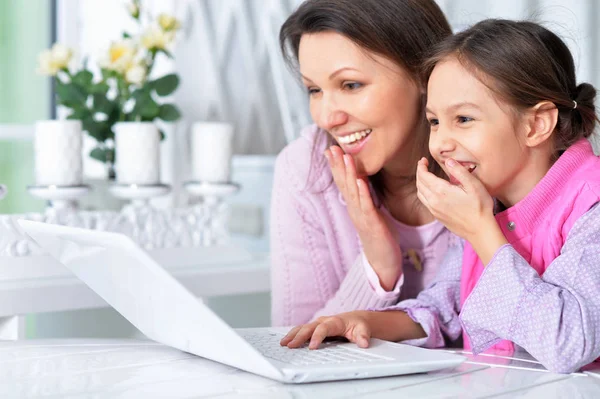 Mãe Feliz Filha Usando Laptop Juntos — Fotografia de Stock