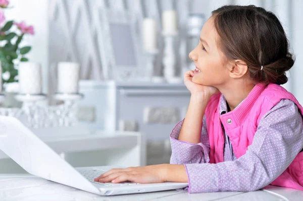 Emocjonalna Cute Girl Przy Użyciu Laptopa Leżąc Podłodze Zielonym Dywanie — Zdjęcie stockowe