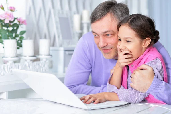 Padre Con Hija Pequeña Usando Laptop —  Fotos de Stock