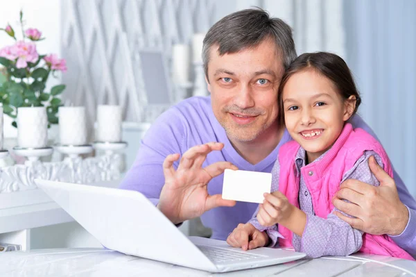 Padre Con Hija Pequeña Usando Ordenador Portátil Compras Línea —  Fotos de Stock