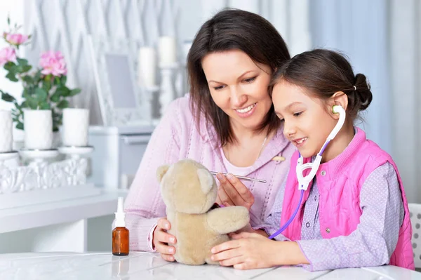 Carino Bambina Che Gioca Infermiera Ispezionare Orsacchiotto Con Stetoscopio — Foto Stock