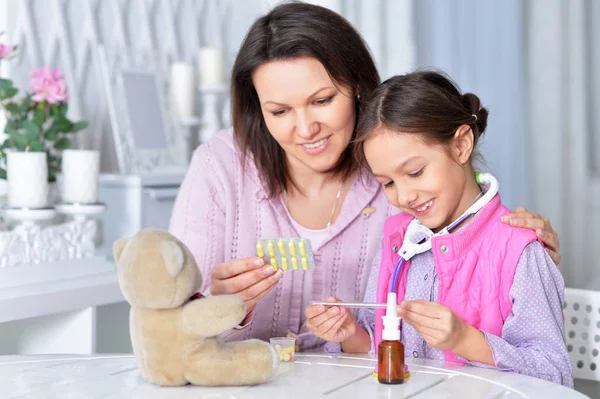 Söt Liten Flicka Leker Sjuksköterska Inspekterar Nalle Med Stetoskop — Stockfoto