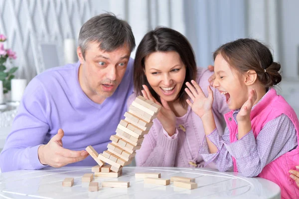 Glückliche Familie Sitzt Tisch Und Spielt Mit Holzklötzen — Stockfoto